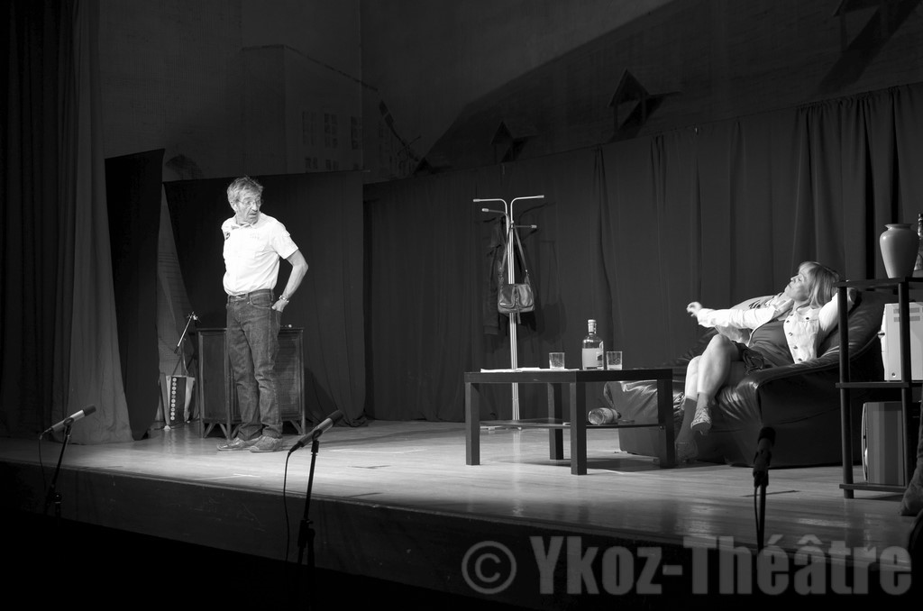 Une Dame de Trop Dans Son Jeu